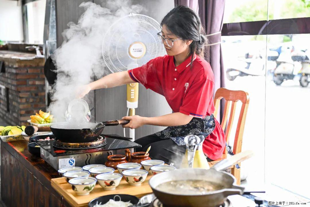全网追的“扁担女孩”，找了一份暑假工，时薪12元 - 张家口生活资讯 - 张家口28生活网 zjk.28life.net